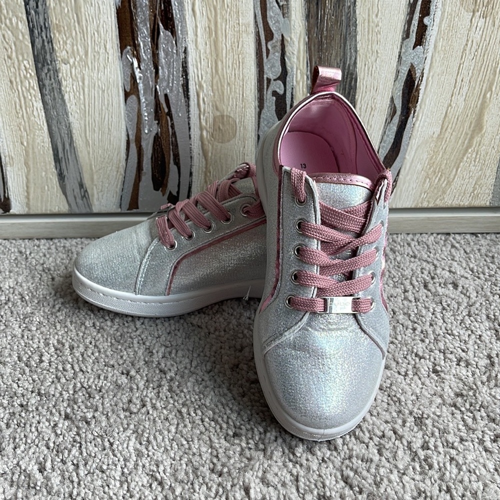BEBE GIRLS Sparkle Sliver with Pink logo Sneakers 
Size 13 Big Girls